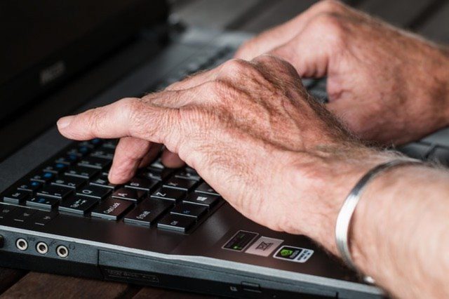 Zakupy przez internet dla seniorów – krok po kroku